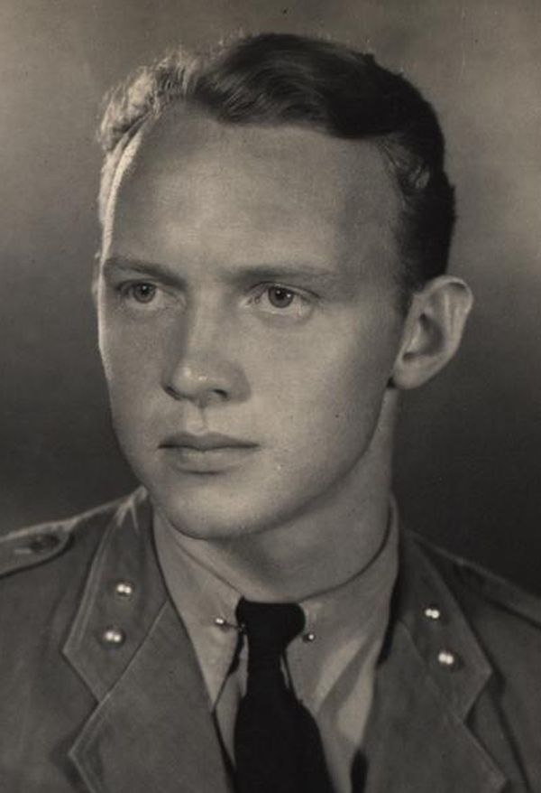 Gunnar Olsen, vlieger bij de Militaire Luchtvaart van het KNIL, te Batavia