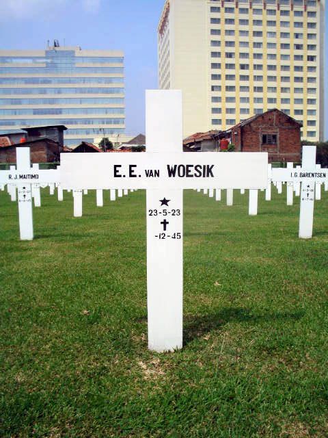 woesik.van.e.e.2005.jpg