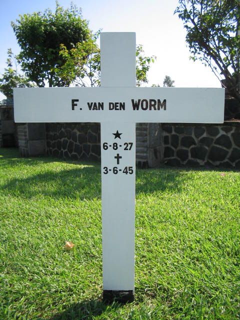 worm v den f.2004.jpg
