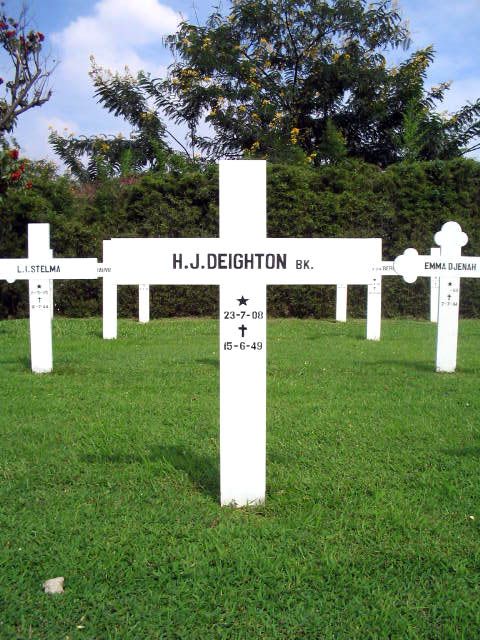 deighton.h.j.2005.jpg