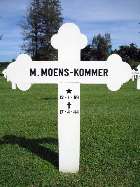 moens kommer.m.2004.jpg