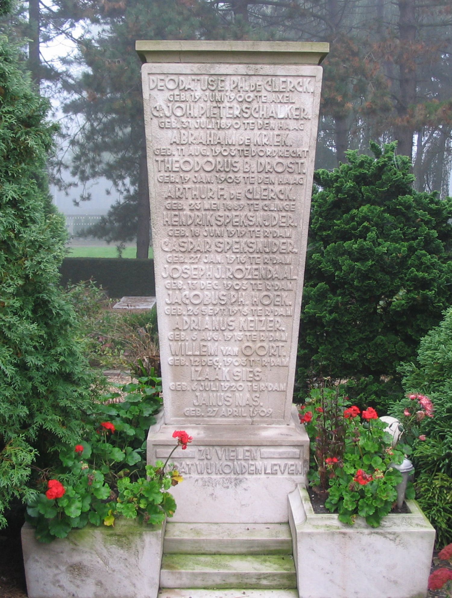 Grafmonument Volksmilitie2.2009.jpg