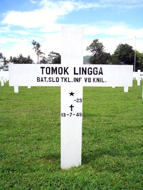 tomok  lingga.2005.jpg