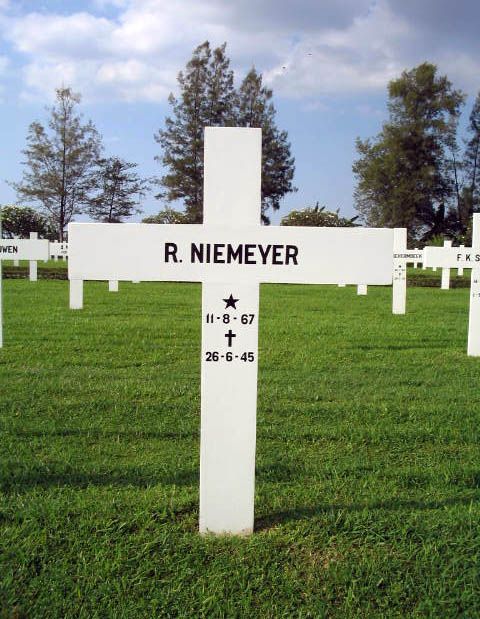 niemeyer r.2004.jpg