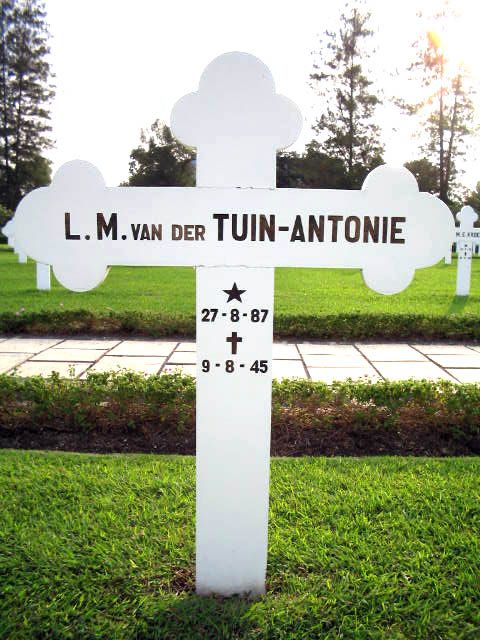 tuin v der antonie l.m.2004.jpg