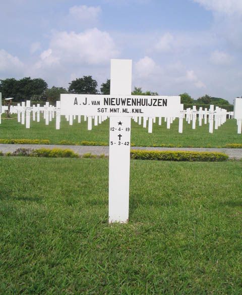 nieuwenhuijzen.van.a.j.2005.jpg