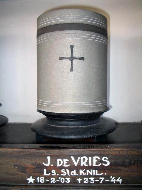 vries.de.j.2005(2).jpg