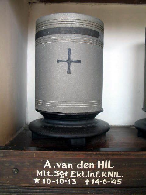 hil.v.den.a.2005.jpg