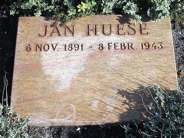 huese.j.2004.jpg