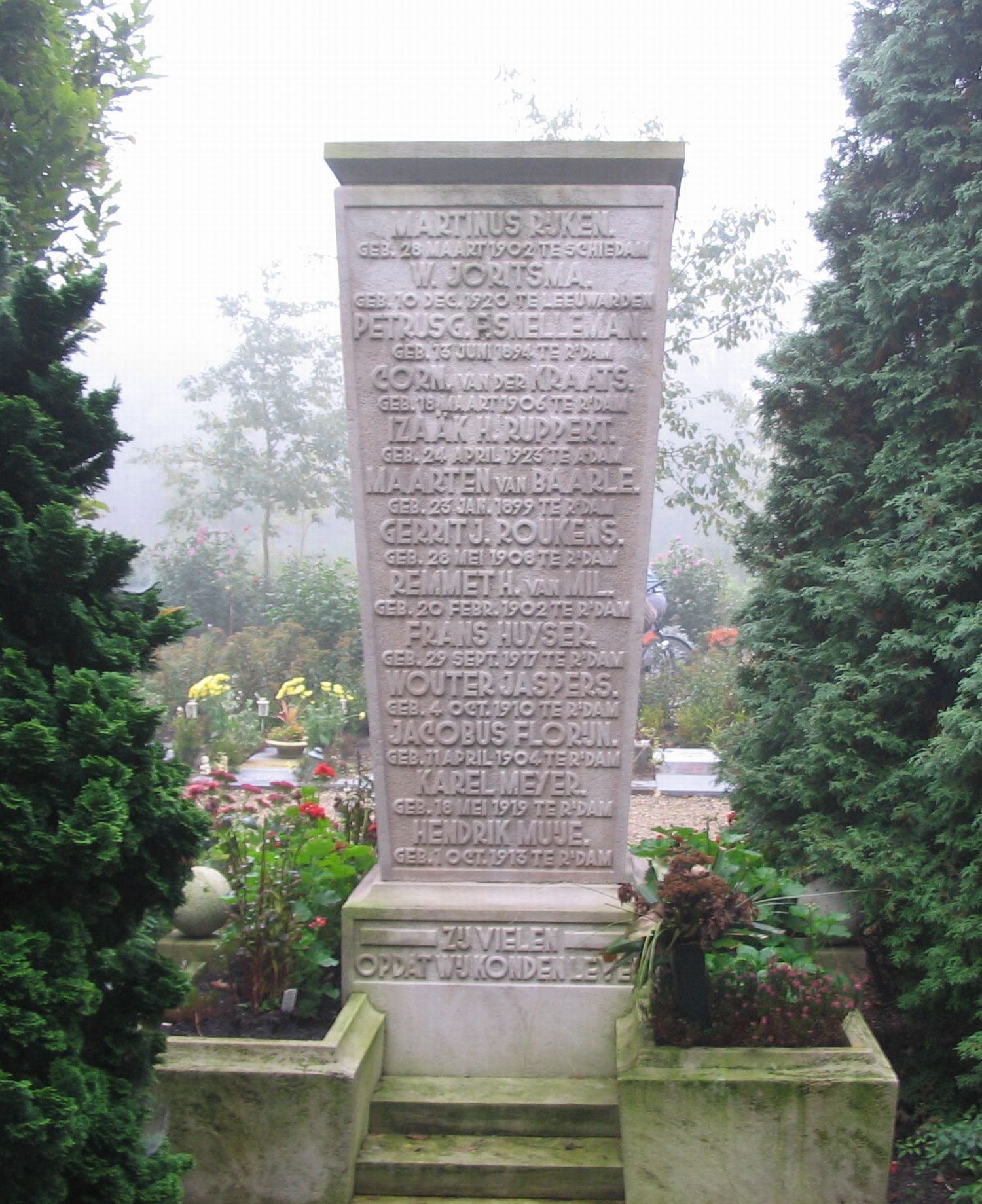 Grafmonument Volksmilitie1.2009(1).jpg