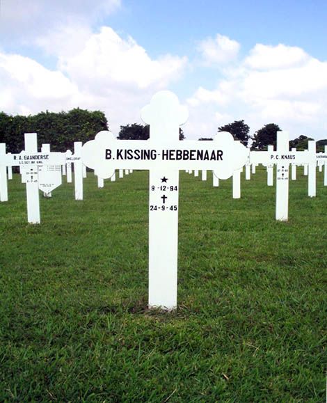 kissing.hebbenaar.b.2005.jpg