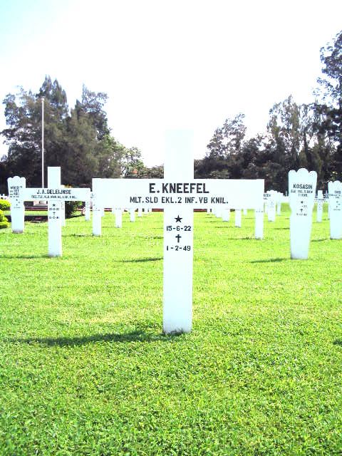 kneefel.e.2005.jpg