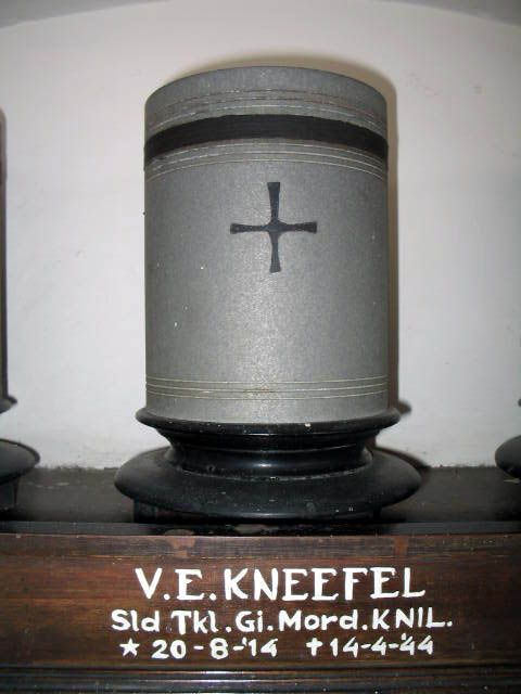 kneefel.v.e.2005.jpg