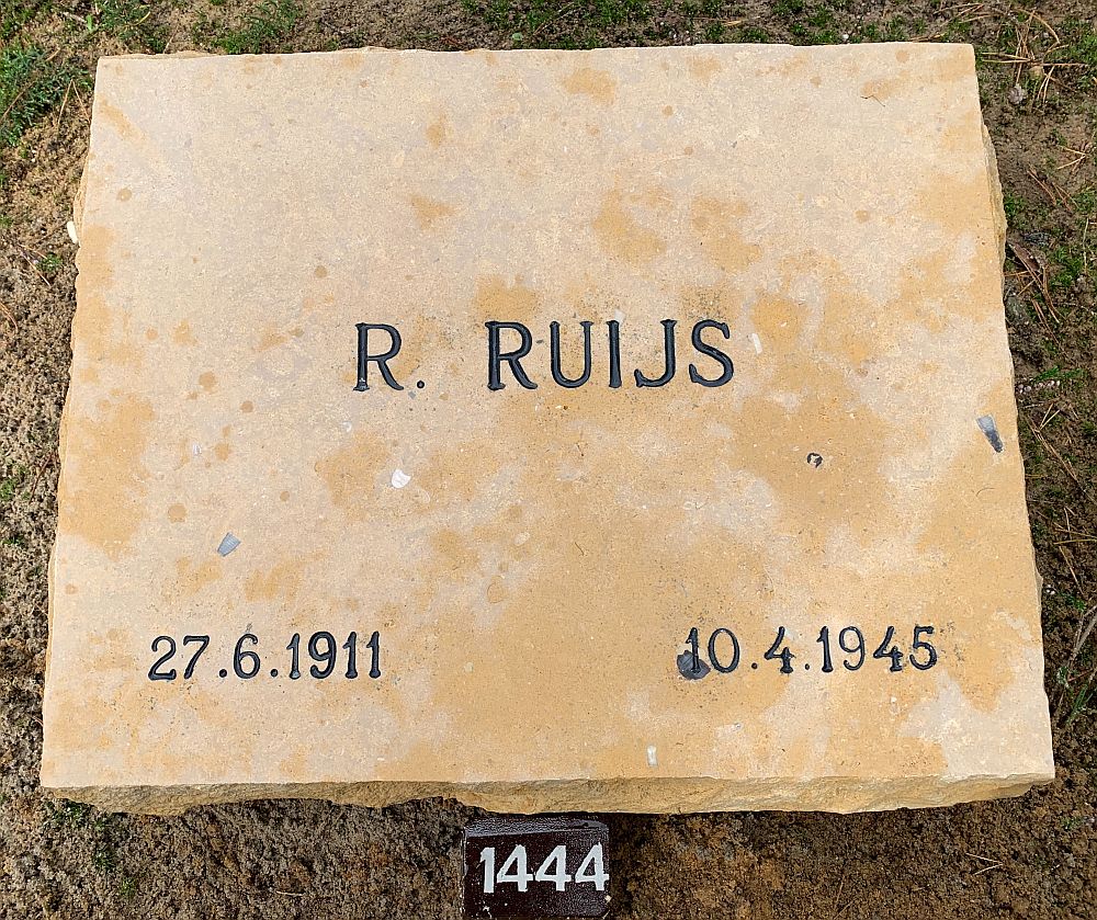 Grafsteen R. Ruijs.jpg