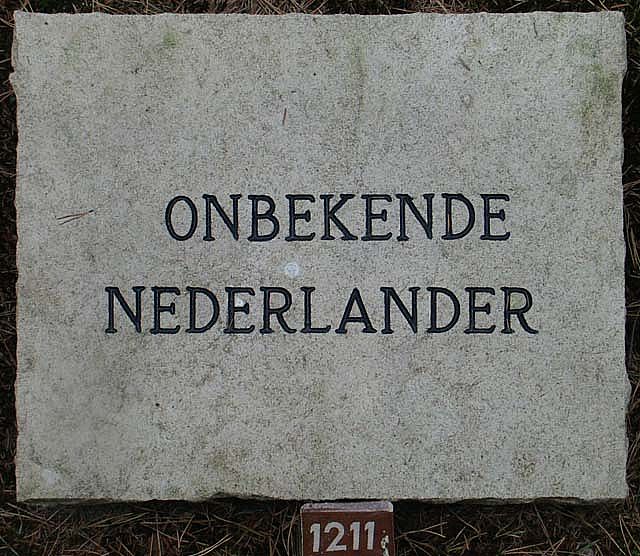 Onbekende Nederlander - grafnr.1211.2005.jpg