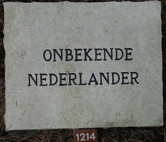 Onbekende Nederlander - grafnr.1214.2005.jpg