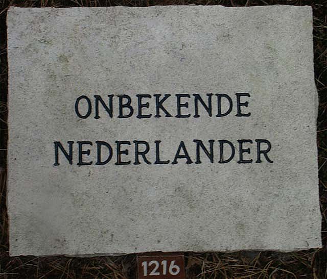 Onbekende Nederlander - grafnr.1216.2005.jpg