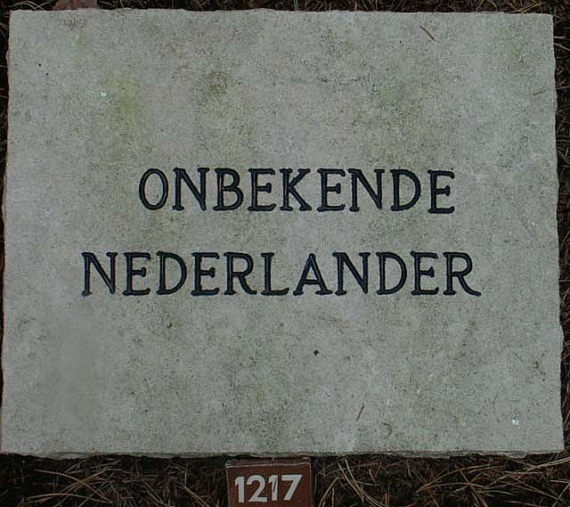 Onbekende Nederlander - grafnr.1217.2005.jpg