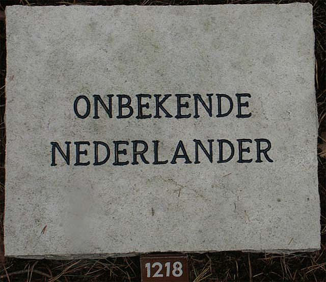 Onbekende Nederlander - grafnr.1218.2005.jpg