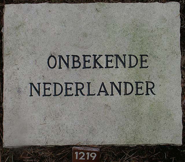 Onbekende Nederlander - grafnr.1219.2005.jpg