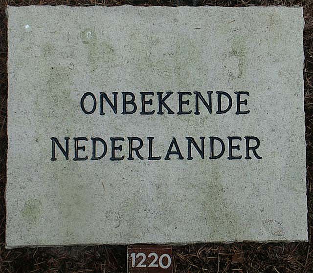 Onbekende Nederlander - grafnr.1220.2005.jpg