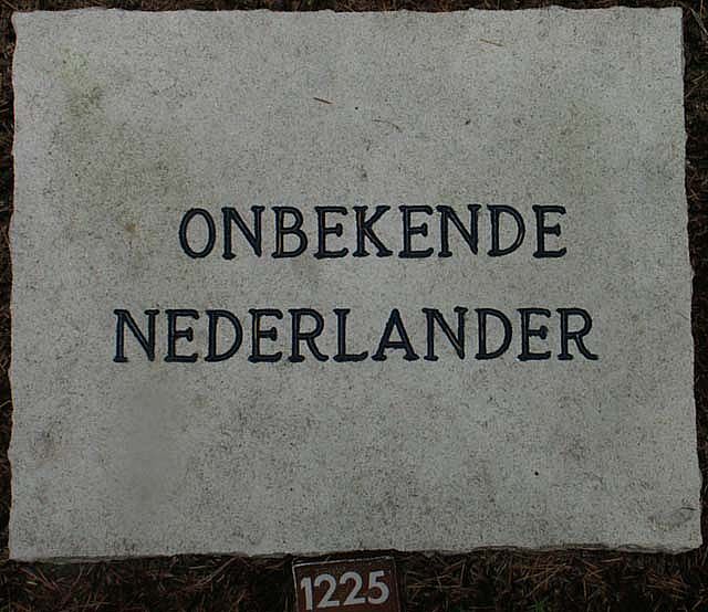 Onbekende Nederlander - grafnr.1225.2005.jpg