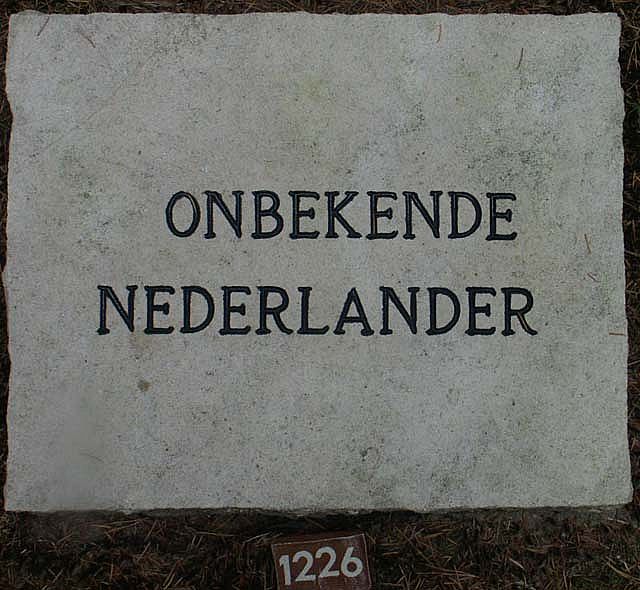 Onbekende Nederlander - grafnr.1226.2005.jpg