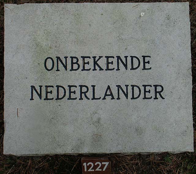 Onbekende Nederlander - grafnr.1227.2005.jpg