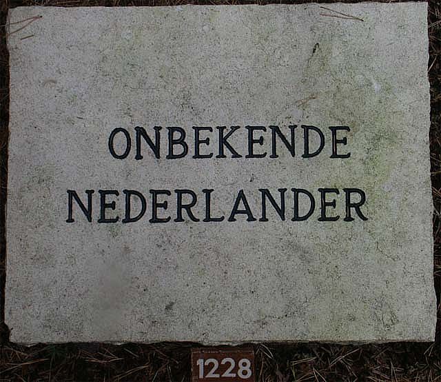 Onbekende Nederlander - grafnr.1228.2005.jpg