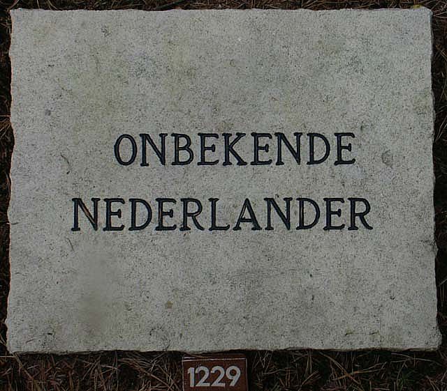 Onbekende Nederlander - grafnr.1229.2005.jpg