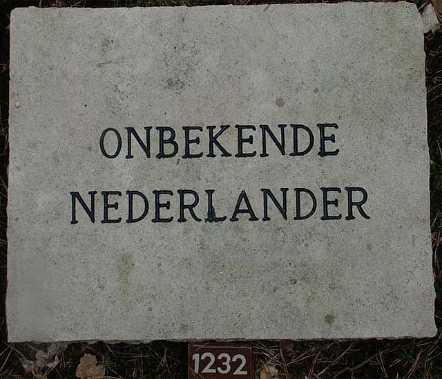 Onbekende Nederlander - grafnr.1232.2005.jpg