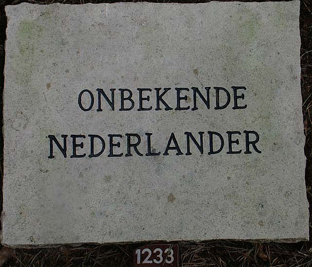 Onbekende Nederlander - grafnr.1233.2005.jpg