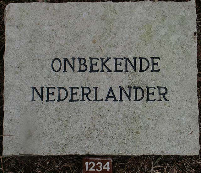 Onbekende Nederlander - grafnr.1234.2005.jpg