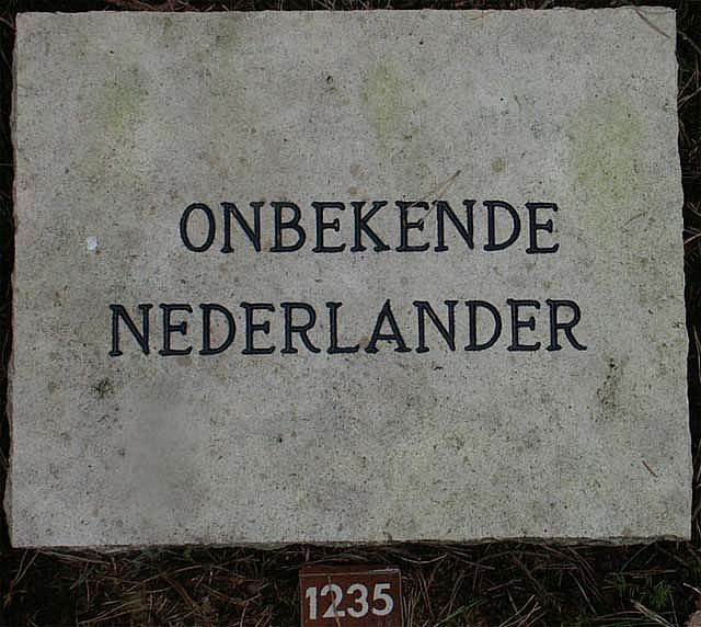 Onbekende Nederlander - grafnr.1235.2005.jpg