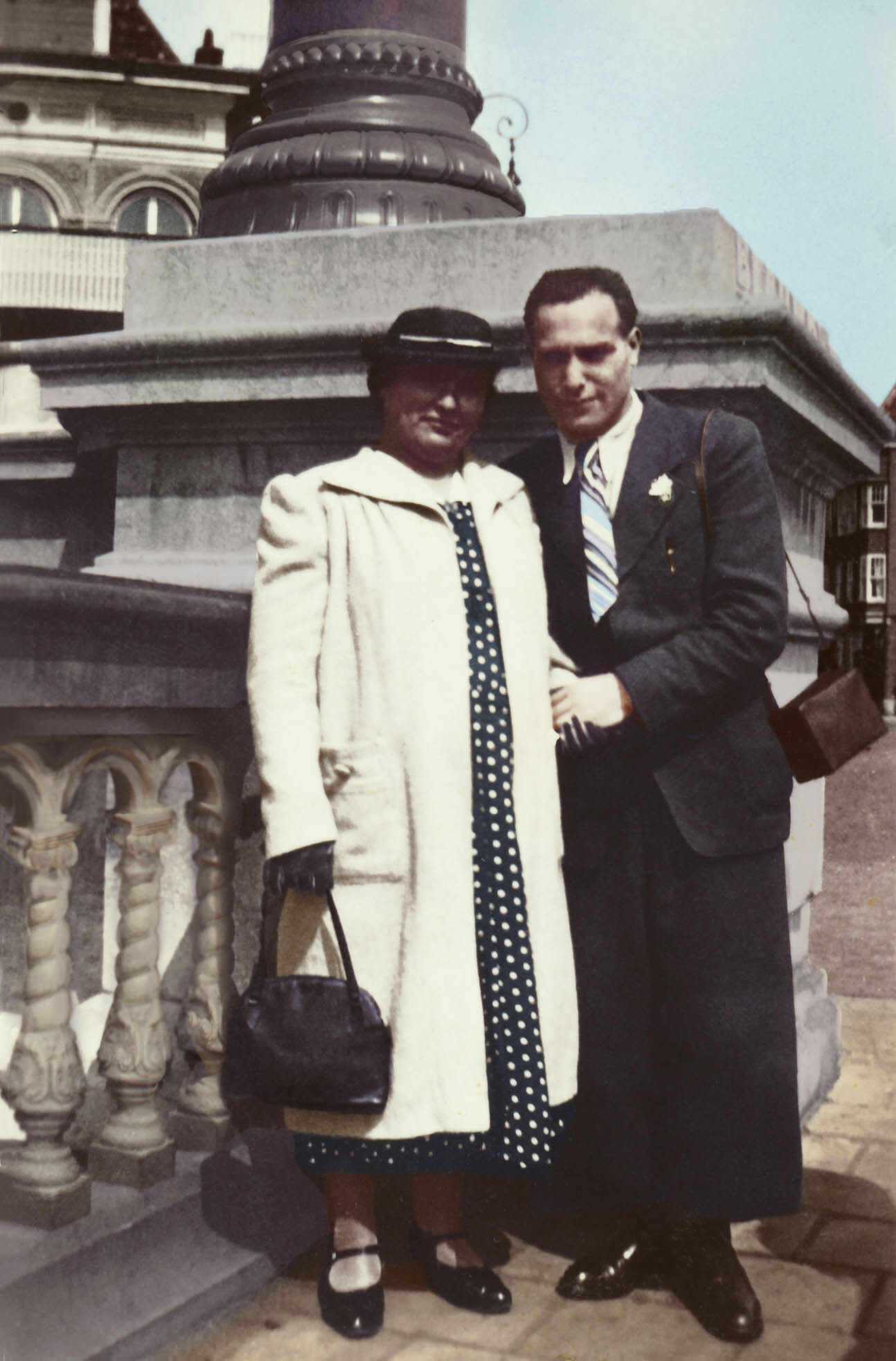 Joseph-en-zus-Schoontje-op-de-Blauwbrug-in-Amsterdam-in-1940.jpg