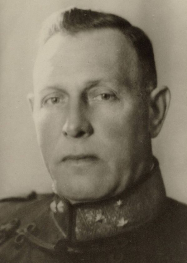 Portretfoto W.G.A. van Nieuwenhuizen, foto Nationaal Archief.jpg