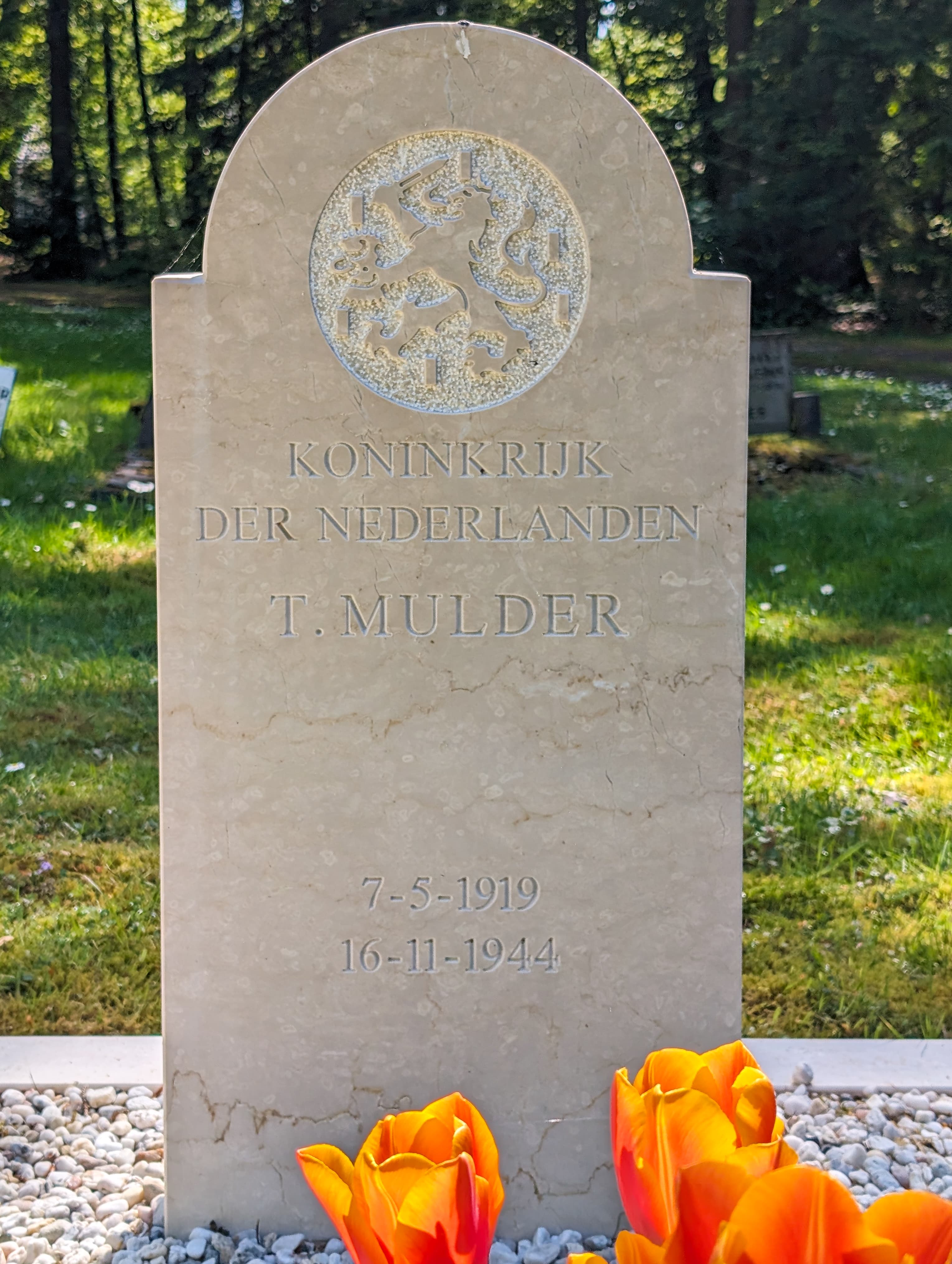 oorlogsgraf T. Mulder (7.5.1919-16.11.1944).jpg