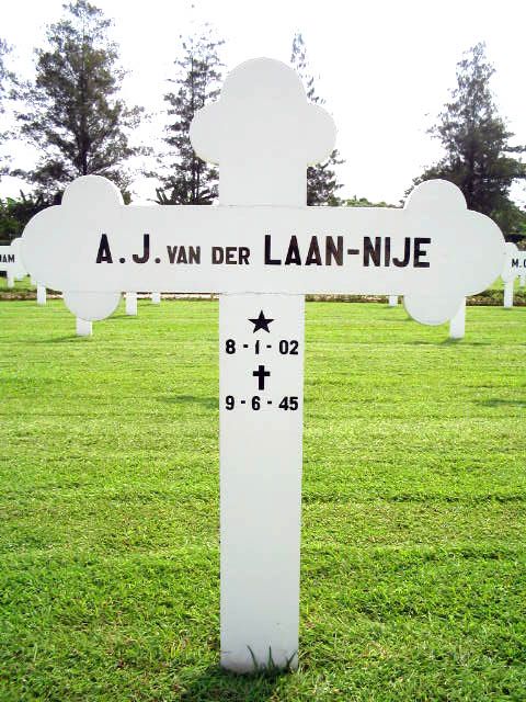 laan v.der.nije.a.j.2004.jpg