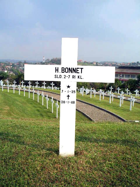 bonnet.h.2004.jpg.JPG
